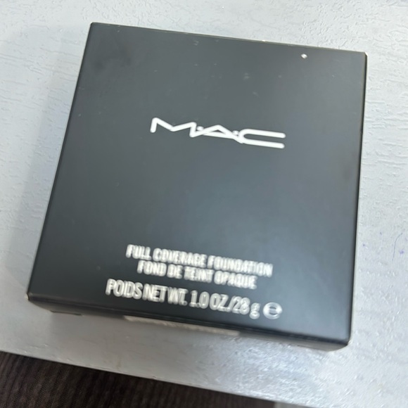 MAC full coverage foundation NC30 NEW - Picture 1 of 4